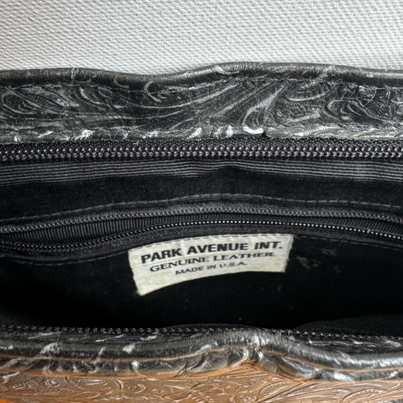 VTG Park Avenue Int Black Embossed Leather Floral Women's Envelope Crossbody Bag - Picture 9 of 9